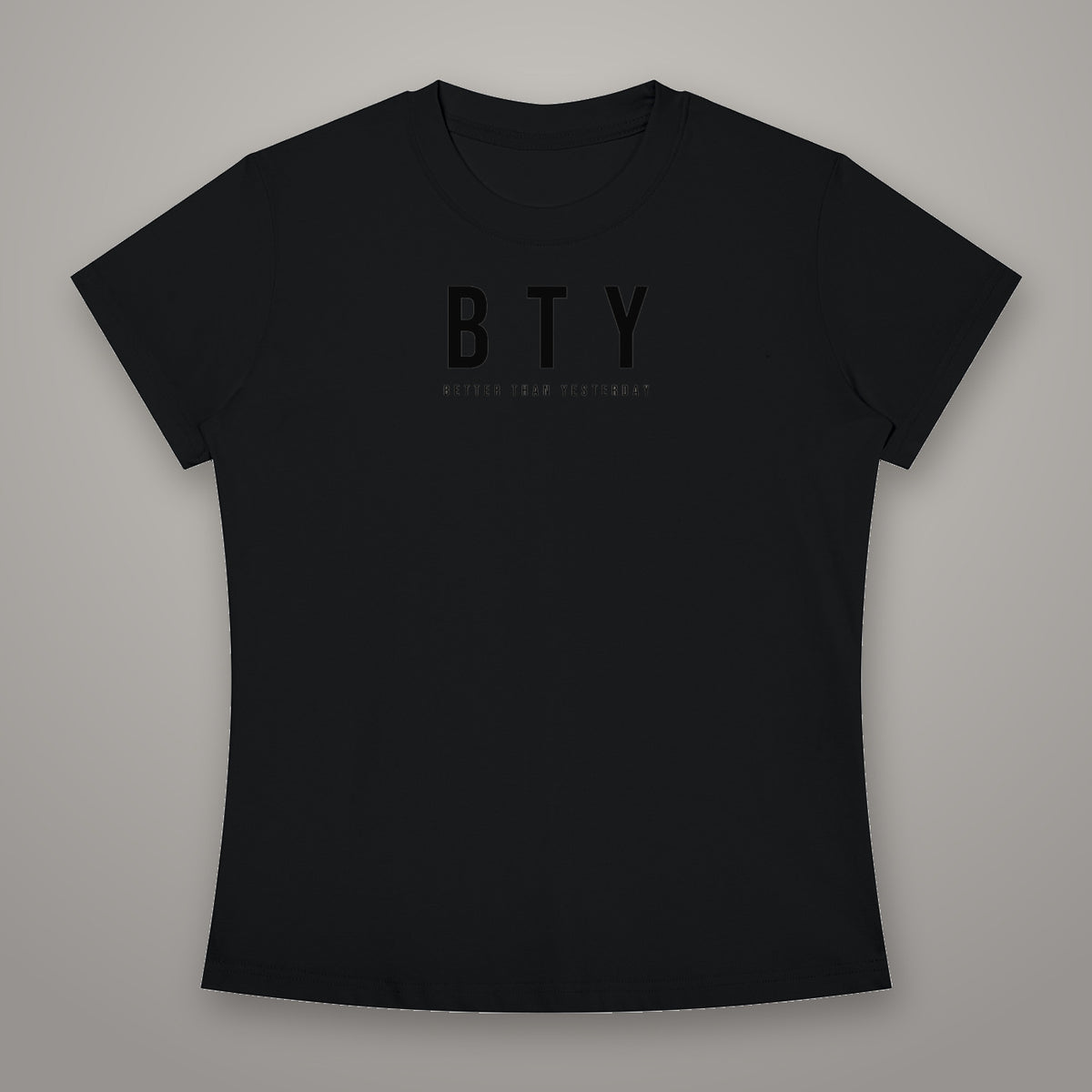 Tee Ajusté Col Rond BTY, marquage Bloc, sur fond studio béton.
