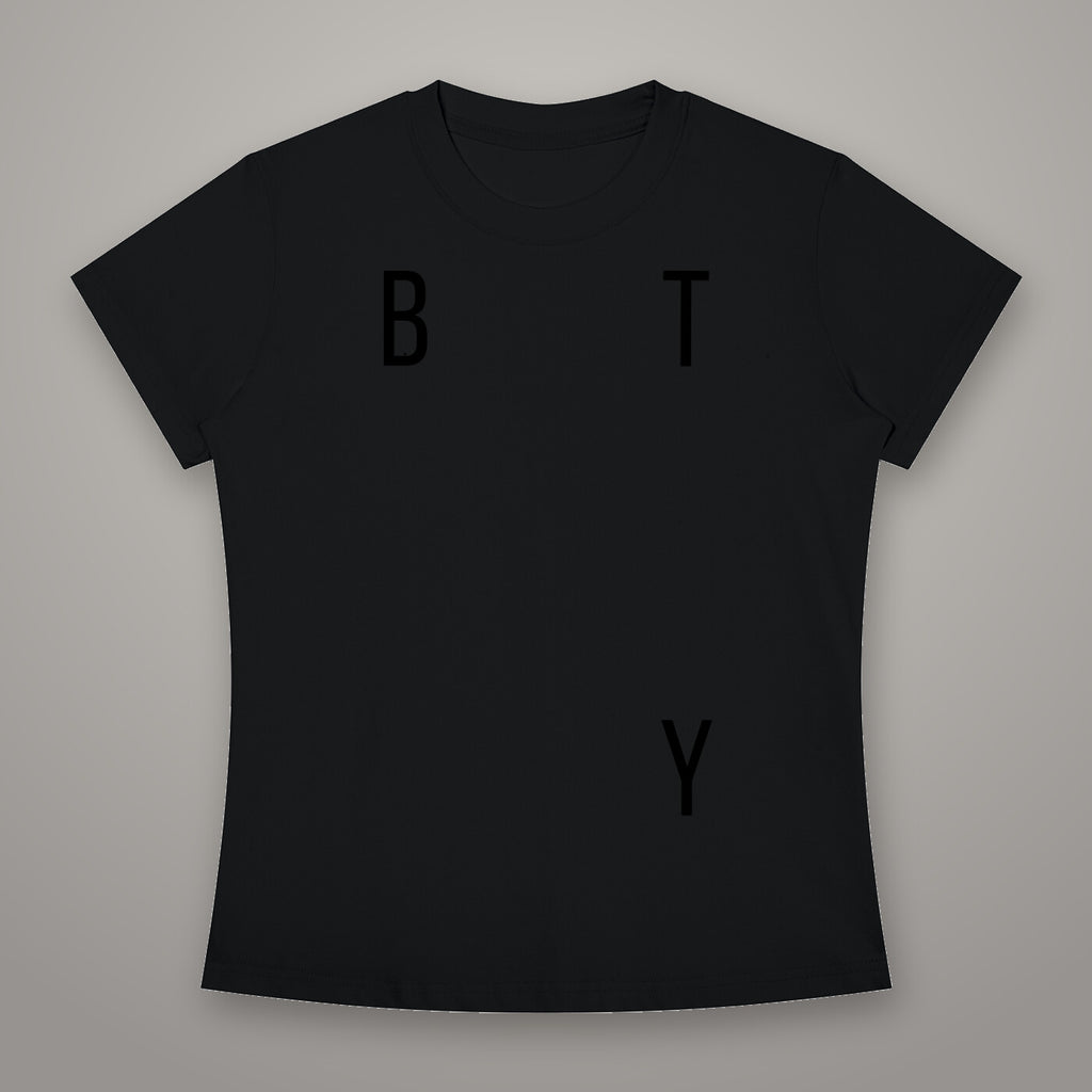 Tee Ajusté Col Rond BTY, marquage Étendard, sur fond studio béton.