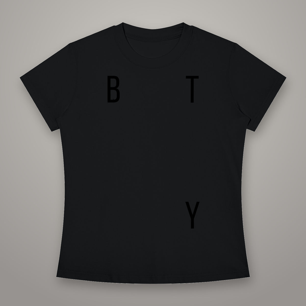 Tee Ajusté Col Rond BTY, marquage Étendard, sur fond studio béton.