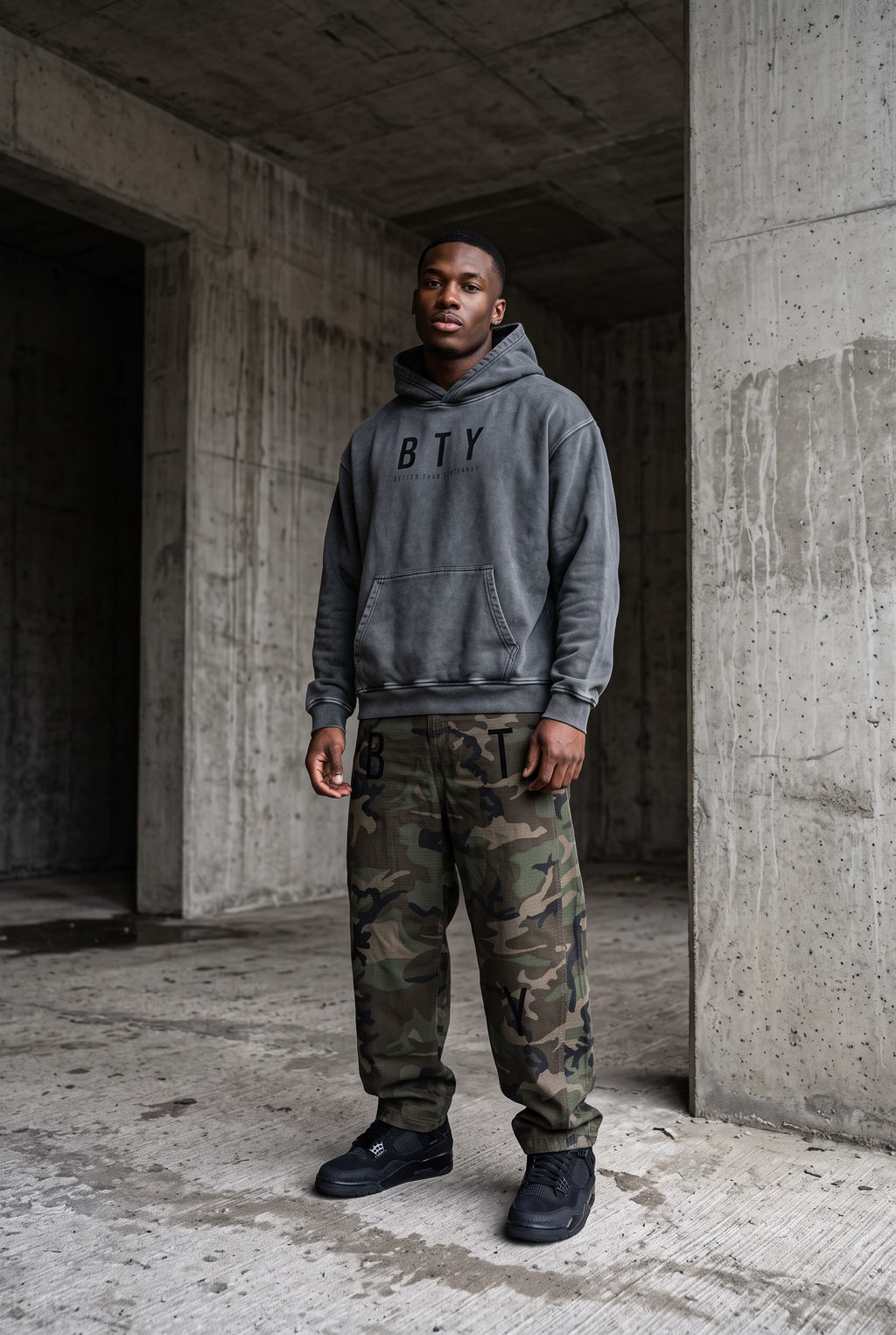 Pantalon Cargo Camo Barrel Leg porté — pantalon BTY Concept, streetwear athlétique