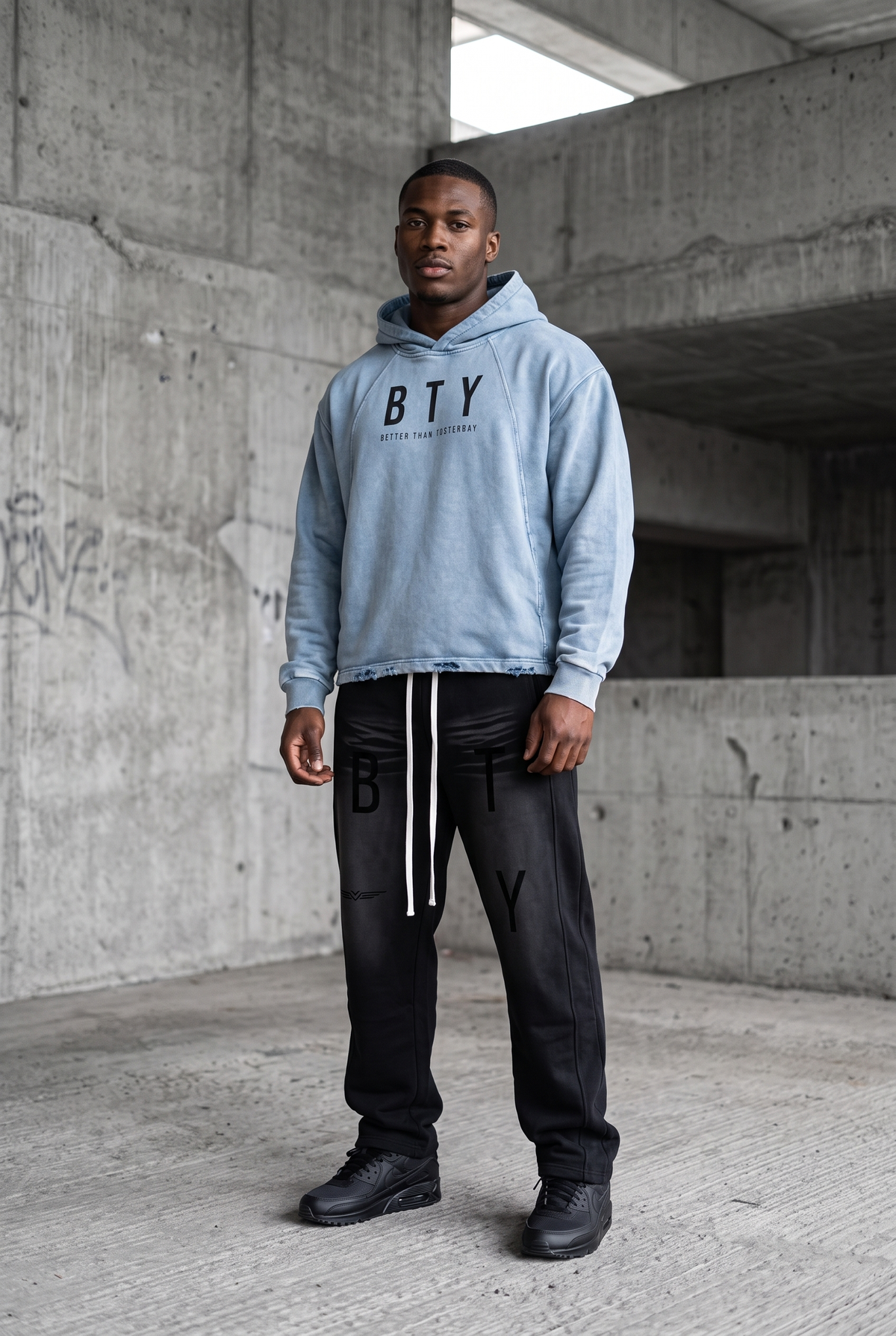 Hoodie Délavé Bords Francs porté — hoodie BTY Concept, streetwear athlétique